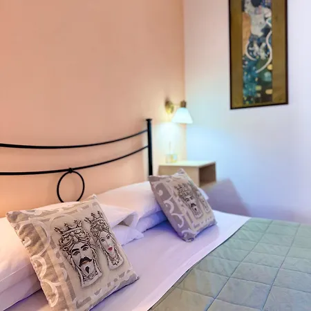 Taorminas Sun & Whit Parking Bed & Breakfast